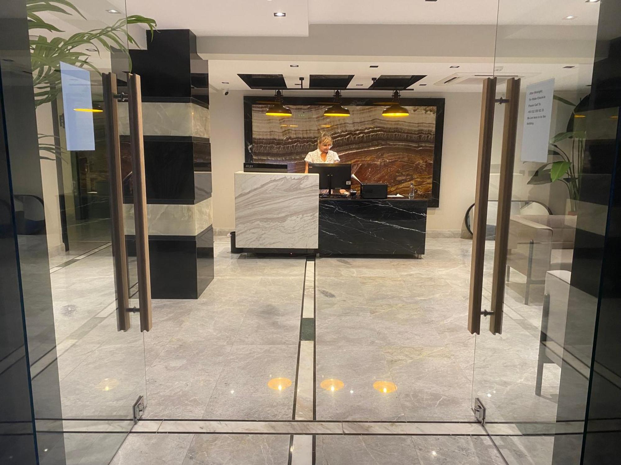 In The Middle Hotel 安塔利亚 外观 照片